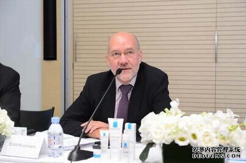 环境医学与皮肤病学专家德国杜塞尔多夫大学莱布尼兹环境医学研究所所长JEAN Krutmann教授发言